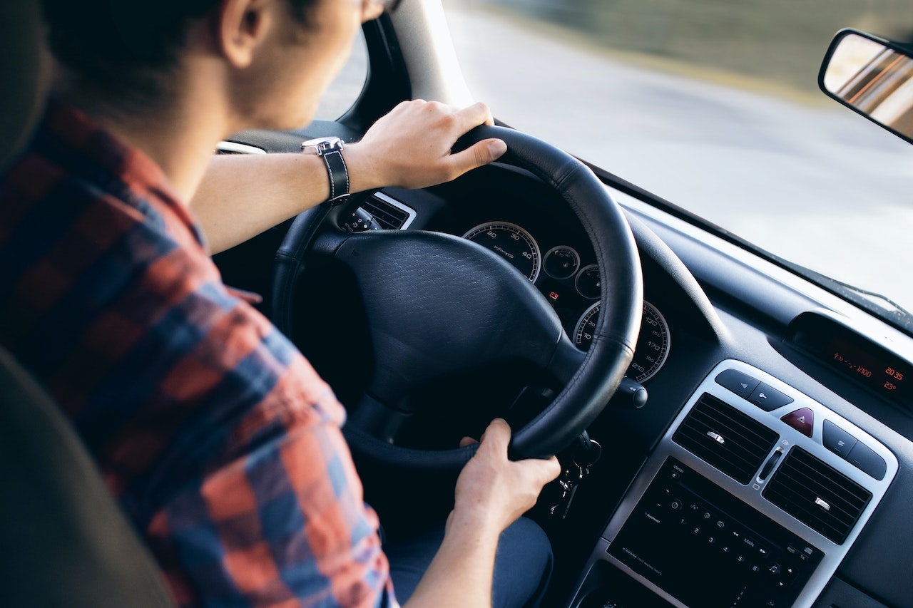 Poradnik dla początkujących kierowców: jak uniknąć najczęstszych błędów na drodze
